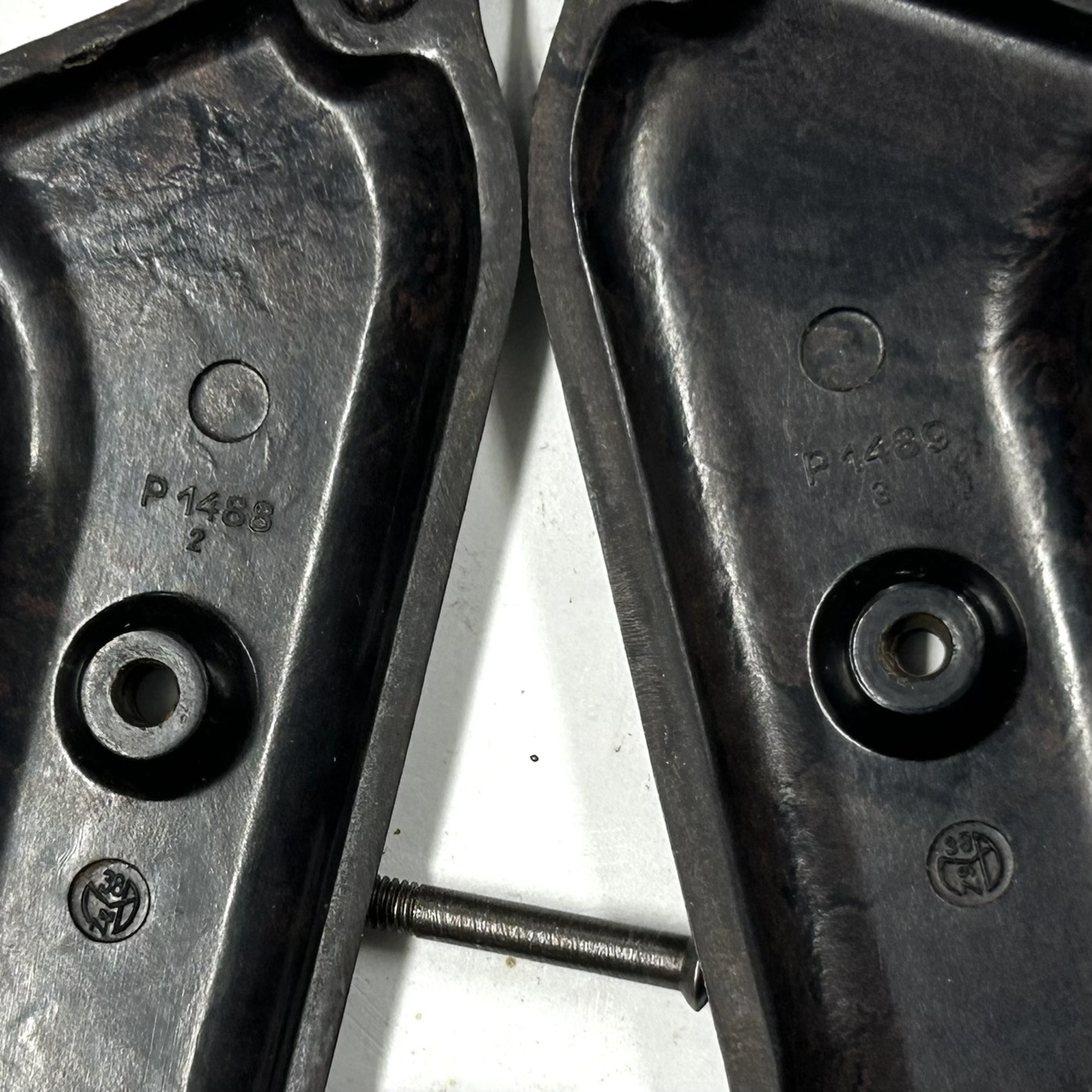 MP40, Guancette originali c/distanziale e viti - immagine 2